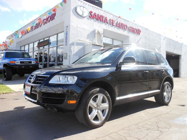 2004 VOLKSWAGEN TOUAREG V8 black no defects  there are no dings visible on the exterior of this v