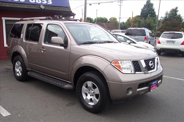2005 NISSAN PATHFINDER SE gold 4 door 4 wheel drive air conditioning power door locks power mi