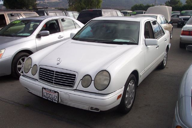 1999 MERCEDES-BENZ E-CLASS E320 white low miles 125599 miles VIN WDBJF65H4XA938963 