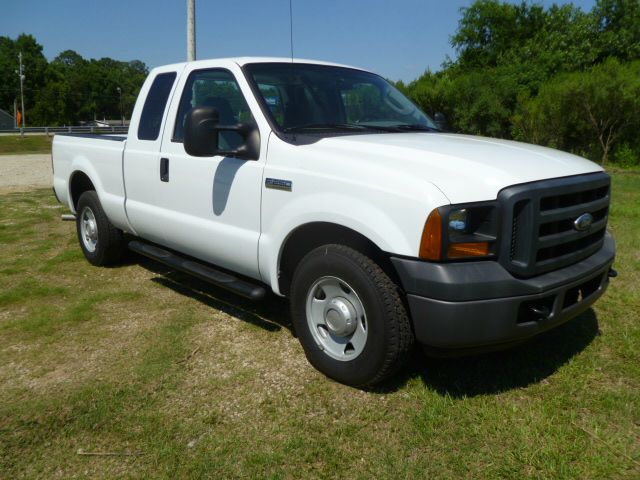 2006 FORD F250 XL white supercab makes this the working mans dream truck fleet preowned with an 