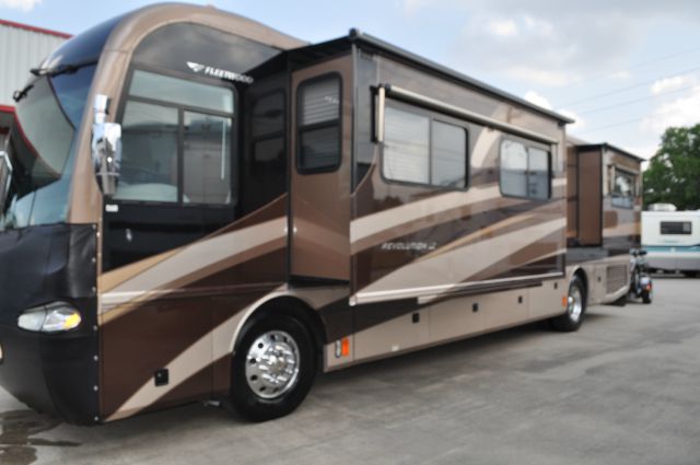 2006 FLEETWOOD REVOLUTION 40LE-J